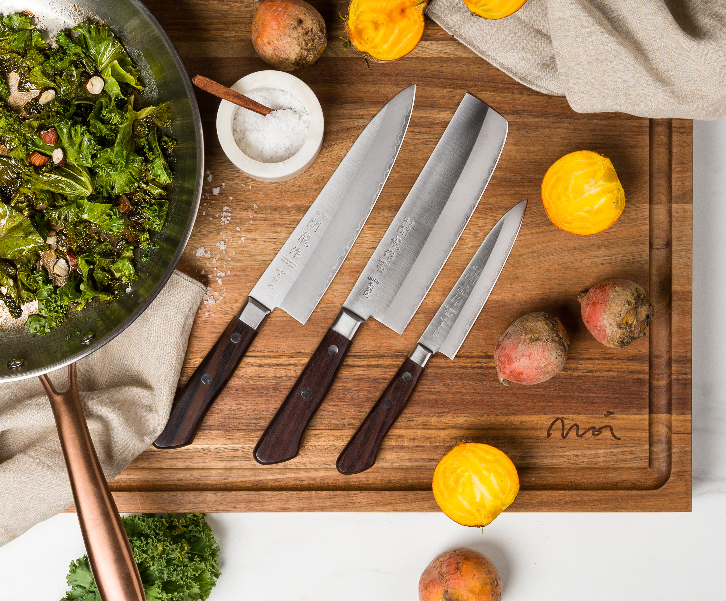 木のまな板の上、料理人と関龍作の包丁